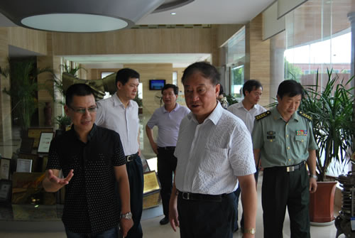 嘉定區委副書記曹一丁在滬工董事長楊猛陪同下參觀滬工產品展示廳