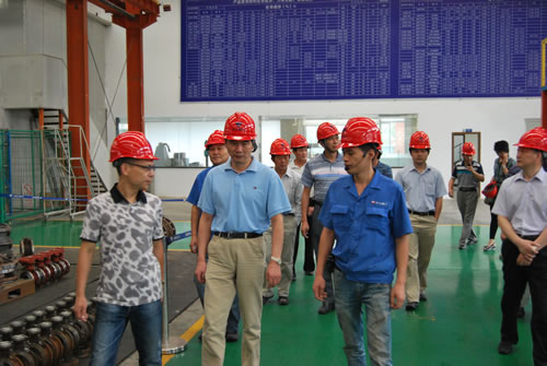 在滬工閥門董事長楊猛陪同下華亭鎮人大代表主席沈陽同志視察上海滬工閥門廠組裝車間