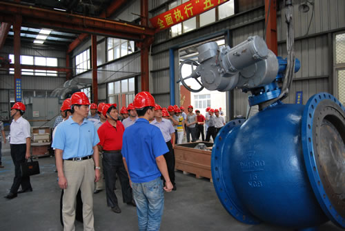 在滬工閥門生產部部長楊張仁陪同下華亭鎮人大代表主席沈陽同志視察上海滬工閥門廠噴漆車間