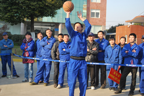 上海滬工閥門廠第二屆職工運動會男子定點投籃比賽(圖16)