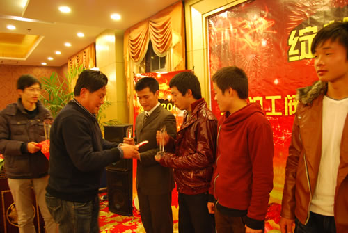 工會主席林銀華頒發公司第二界運動會個人獎