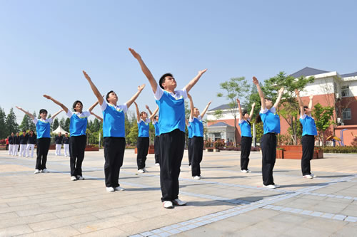 上海滬工閥門廠(集團)有限公司青年員工-華亭鎮2012年體育健身“月月賽”第九套廣播體操選拔賽比賽現場圖片
