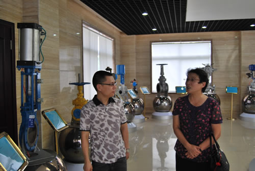 嘉定區(qū)政協(xié)副主席章宇慧女士參觀我公司一樓展廳