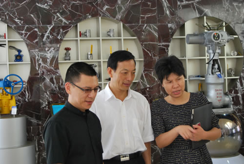 圖1 督查組領(lǐng)導(dǎo)肖書記參觀我公司產(chǎn)品展廳