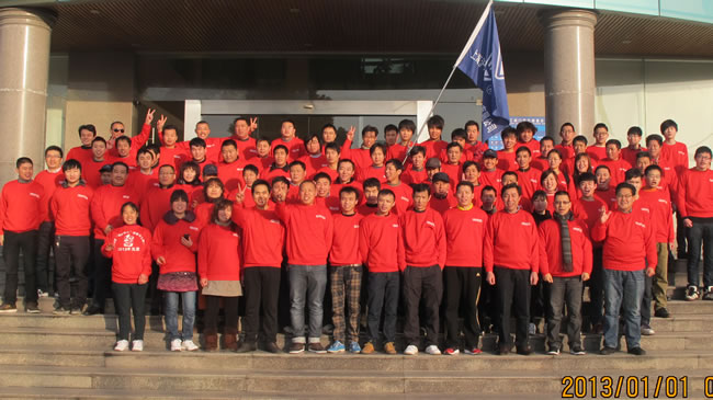 滬工閥門集團參加健身跑活動員工在行政大樓前合影