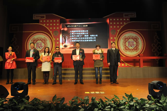 楊猛接受華亭鎮黨委副書記鄭紅兵頒發的熱心公益獎