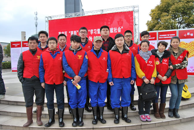 公司志愿者在會(huì)場(chǎng)合影