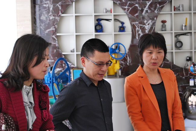 嘉定區(qū)社會工作黨委領導參觀我司榮譽展廳