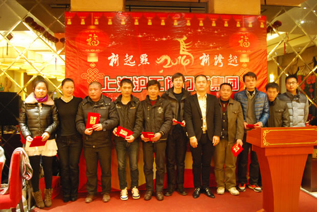 滬工閥門集團副總經理翁中程與公司2013年度文明員工合影