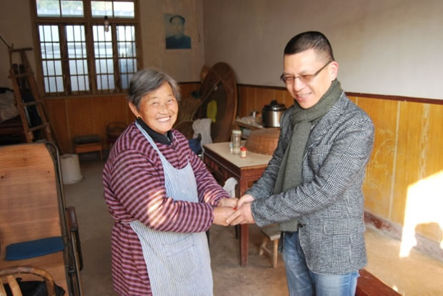 公司黨支部書記楊猛慰問騰允瑜老人(圖2)