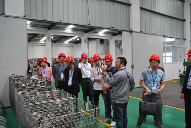 上海滬工閥門廠集團全國優秀經銷商座談會參會代表參觀公司生產加工車間(圖 3)